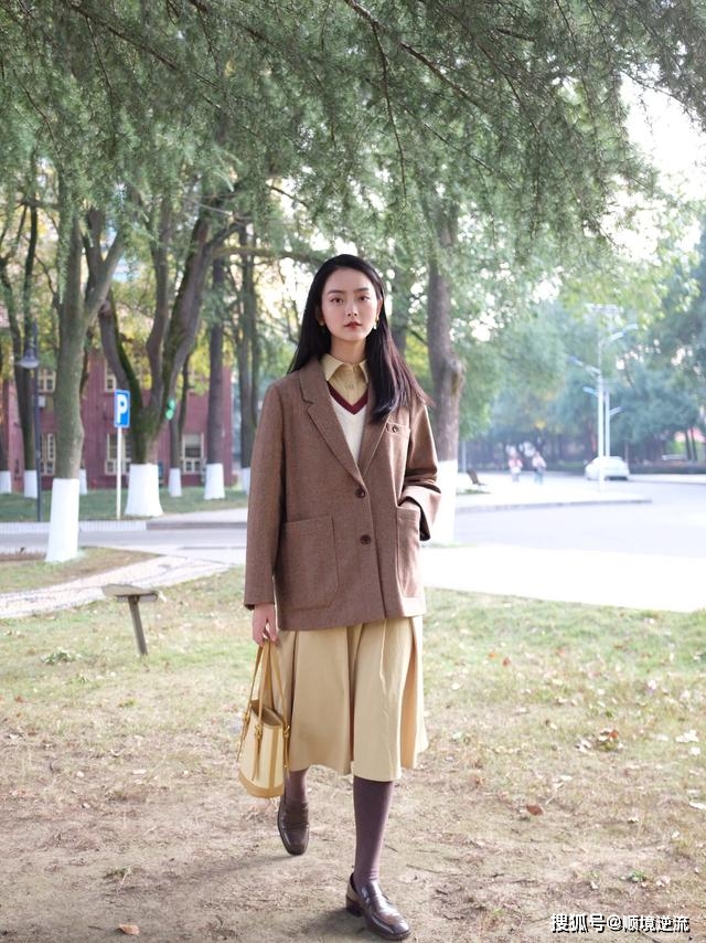 乐福 今秋流行的“连衣裙+乐福鞋”,这么穿洋气有气质,值得借鉴