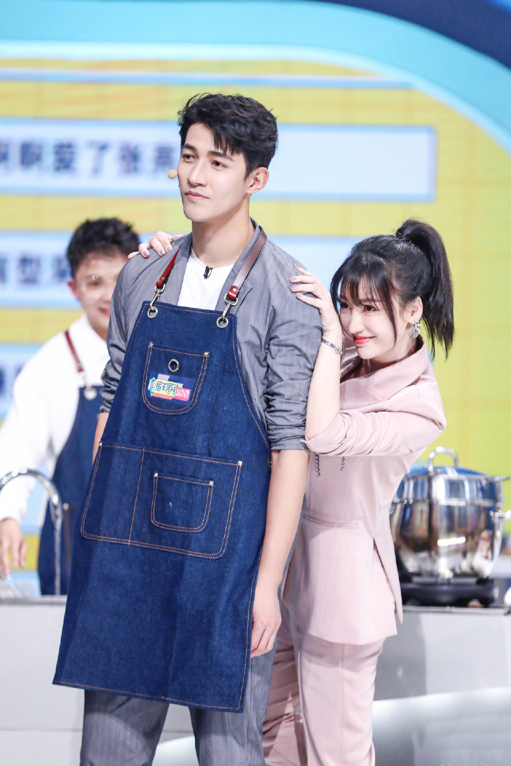 西裤 柳岩变身“气质美女”，西装+印花衬衫穿得清雅知性，都不敢认了