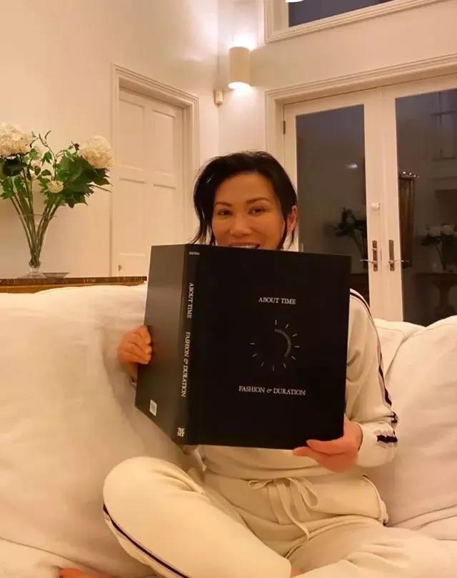 颜色 邓文迪素颜晒近照,穿白色圆领卫衣配同色运动裤,随意造型却很美