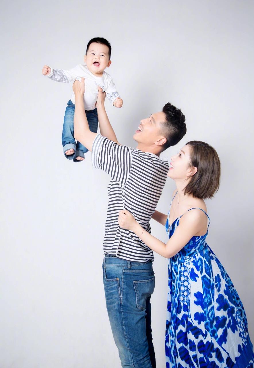 鼻子 李小萌3岁儿子近照曝光,和妈妈穿母子装,小手揉鼻子模样萌翻了