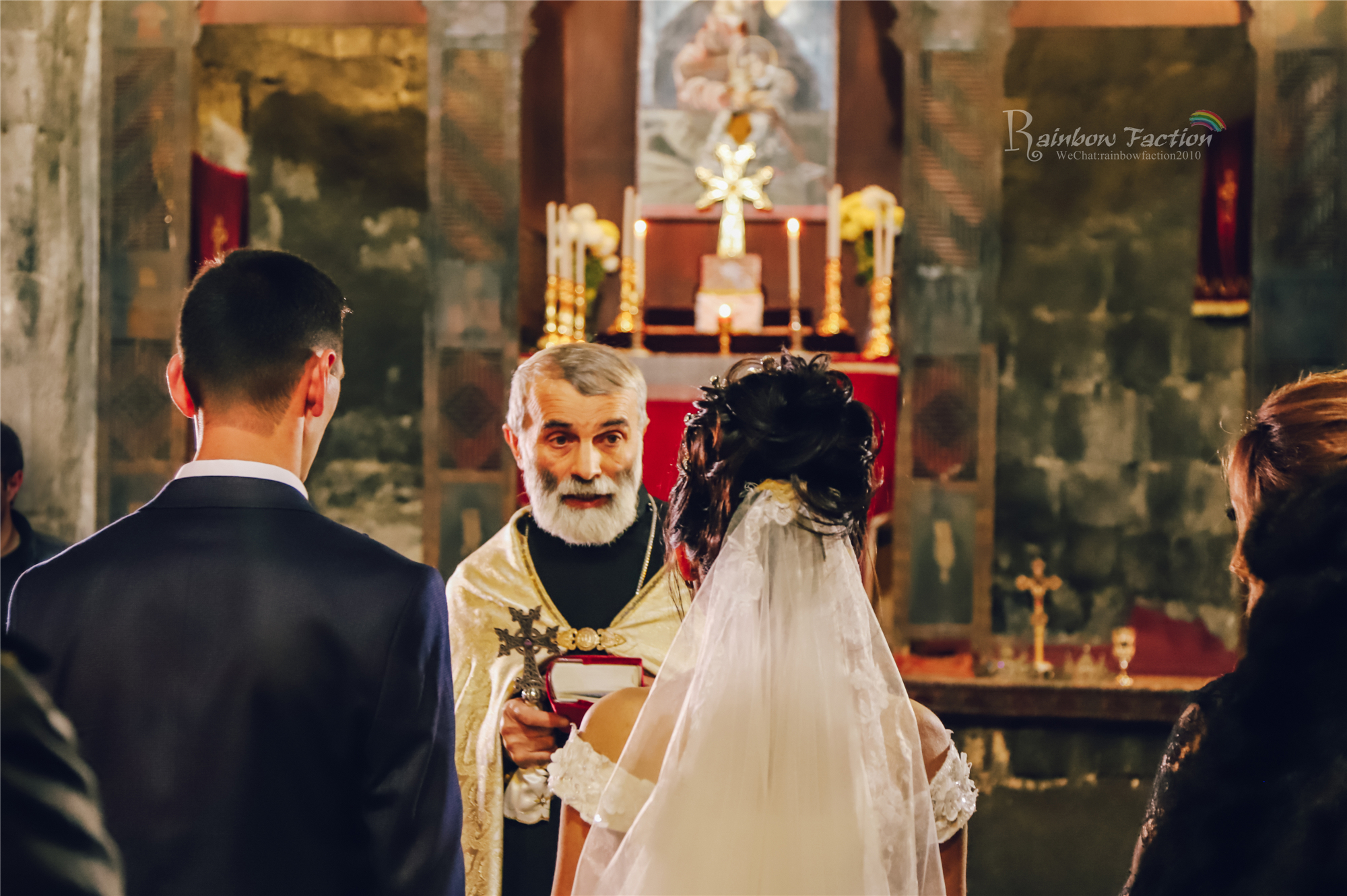 在亚美尼亚塞凡湖,邂逅一场浪漫美丽的婚礼