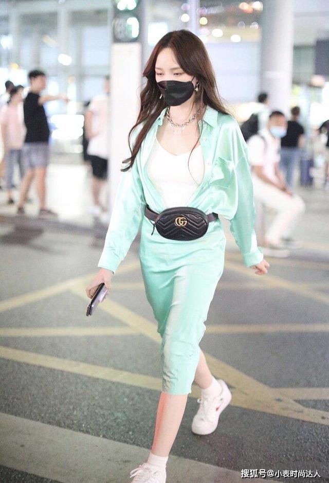 帆布鞋 谢娜玩起了“混搭风”，衬衣裙+马丁靴又美又飒，看着不像孩子妈