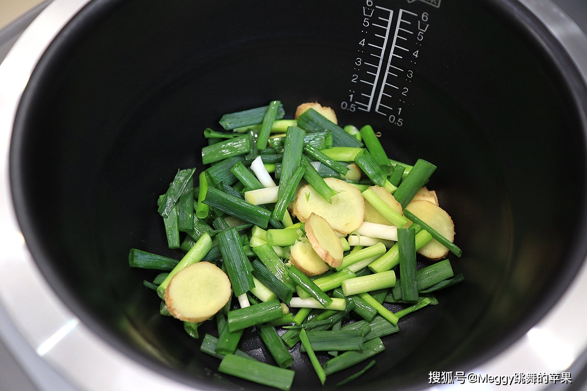 电饭煲|这锅卤味太香了，1小时出锅，让人馋得流口水，自己做经济实惠