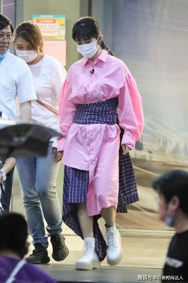 帆布鞋 谢娜玩起了“混搭风”，衬衣裙+马丁靴又美又飒，看着不像孩子妈