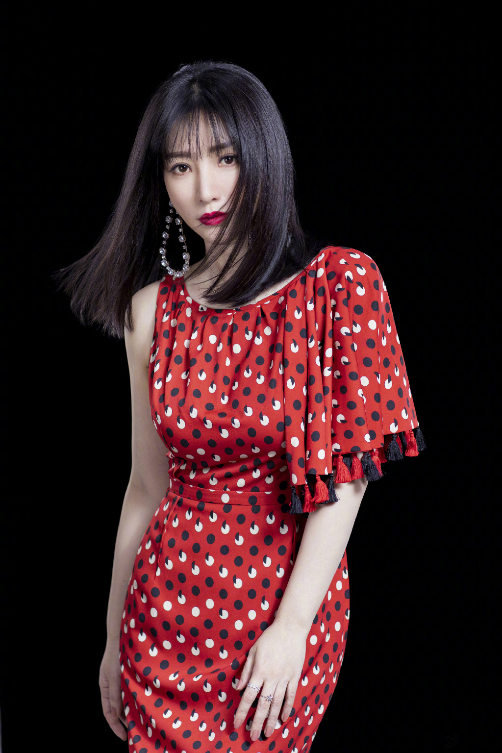 西裤 柳岩变身“气质美女”，西装+印花衬衫穿得清雅知性，都不敢认了