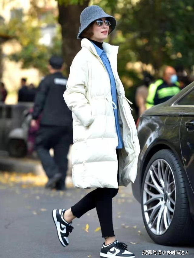 面的 50岁女人“羽绒服”就该这样穿，时髦洋气还保暖，普通人都适合