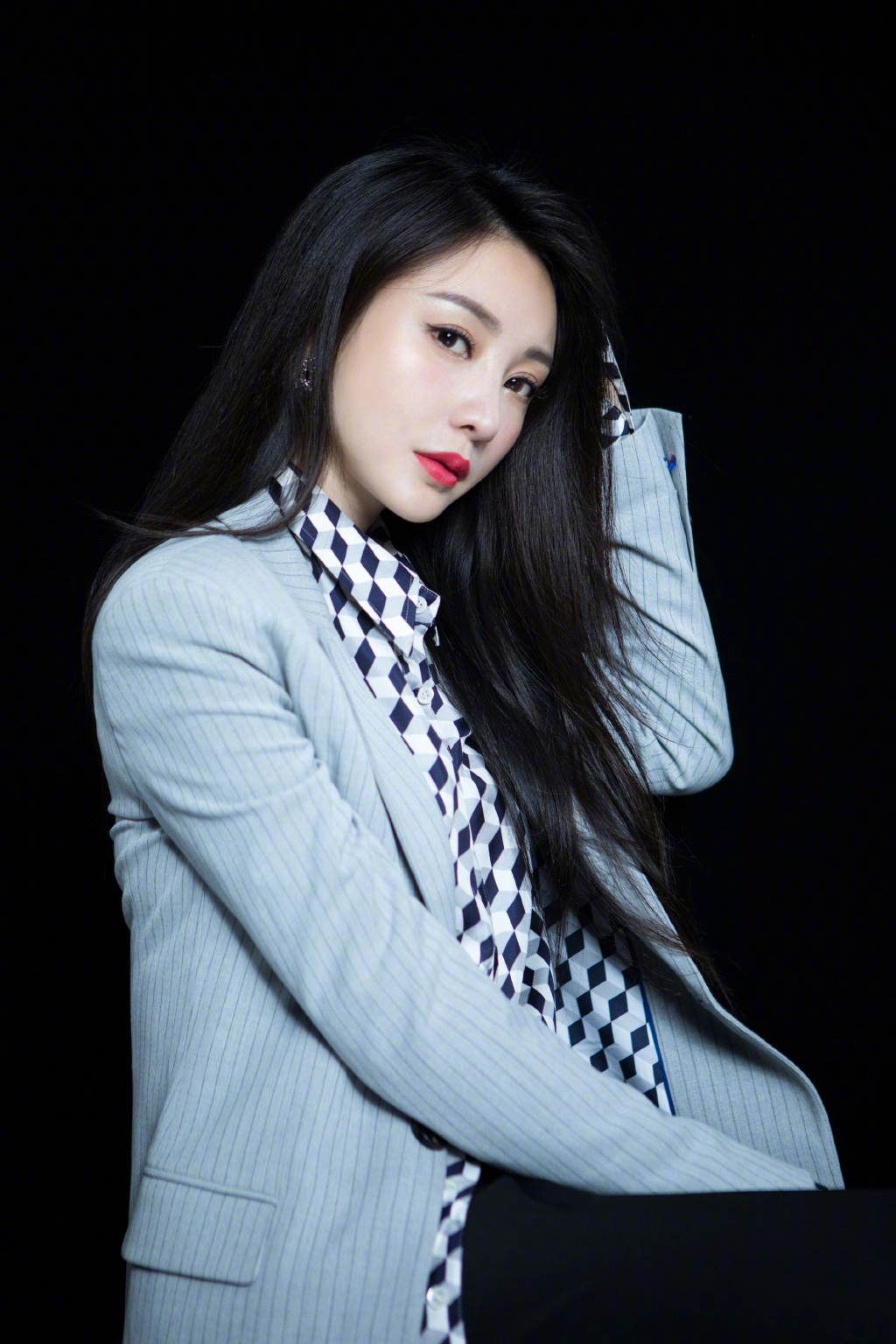 西裤 柳岩变身“气质美女”，西装+印花衬衫穿得清雅知性，都不敢认了