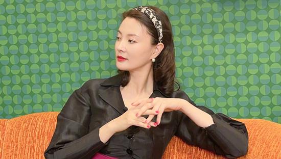 风衣 央视主持刘芳菲打卡北京城，穿黑风衣配贝雷帽，站城墙外韵味十足