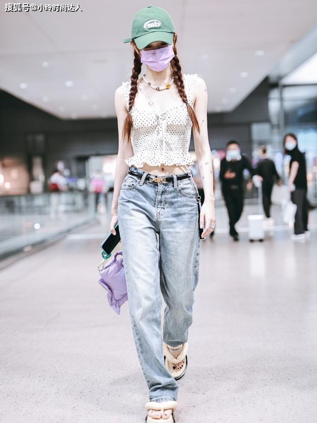 上半身 徐璐真是时髦精,穿“花吊带+牛仔裤”显高显腿长,小个子可照穿