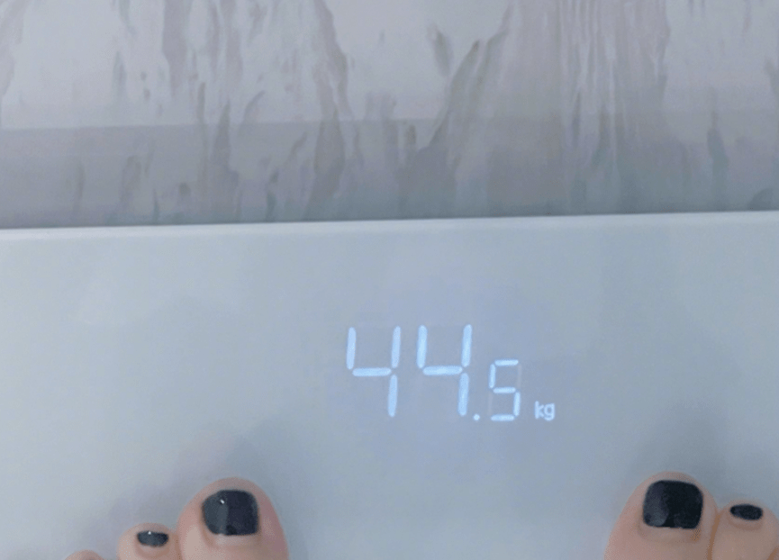 秦岚晒素颜自拍自曝体重仅有89斤拒绝容貌焦虑