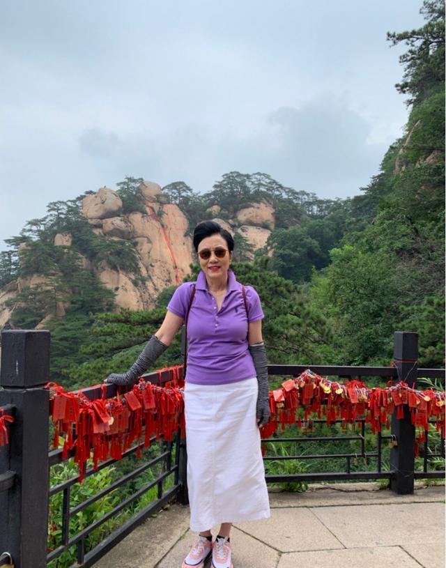 身材 汪明荃穿衣真胆大，身穿紧身紫色上衣，72岁身材依然凹凸有致