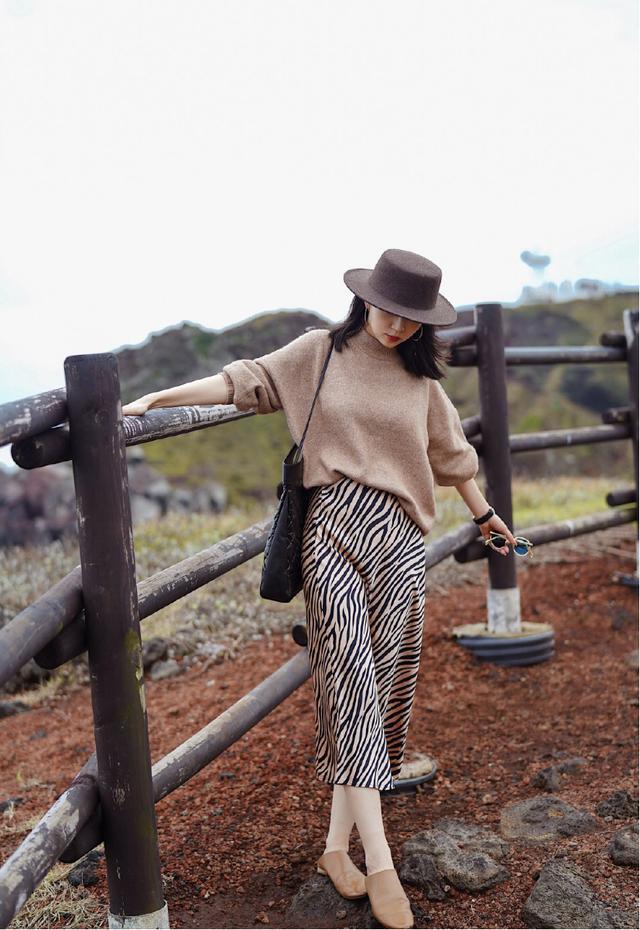 显得 小个子女生这样穿显高显瘦，针织衫搭配斑马印花半身裙，高级时髦