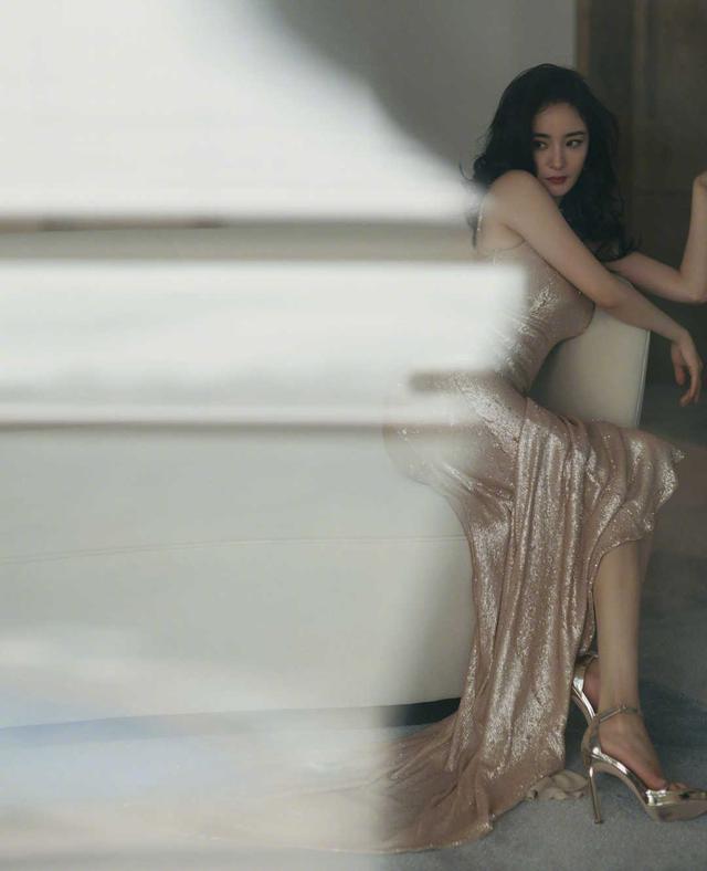 高跟鞋 有种“凹凸身材”叫杨幂，穿亮片包臀连衣裙凹凸感十足，身材绝了