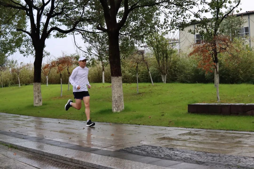 雨天国产超弓虽防水跑鞋，YYDS!