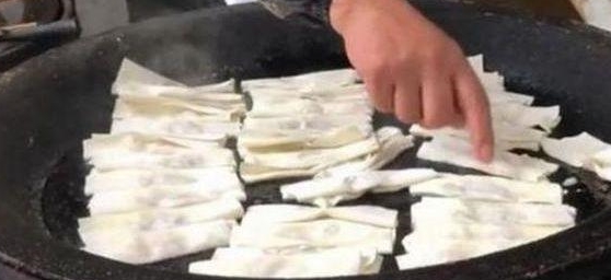 因为|大妈卖特色早餐，6元一份，出锅就抢光，每天限量，来晚的吃不到