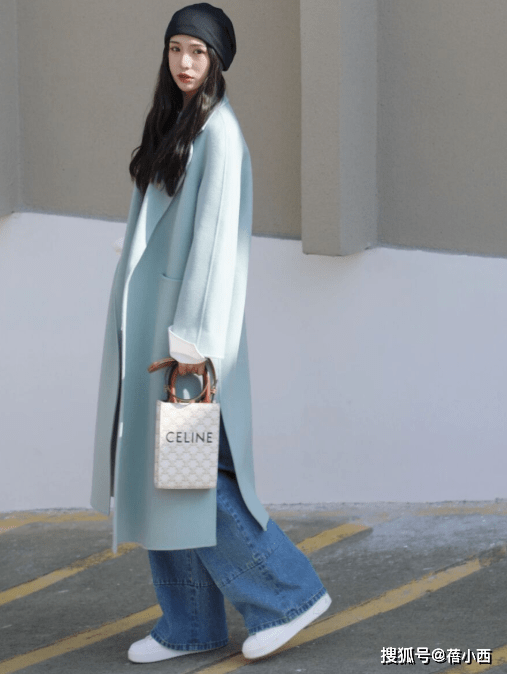 小白 2021年想穿大衣，就给自己入手这件“高级蓝”，显白显嫩又上档次