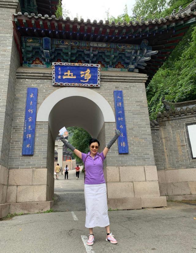 身材 汪明荃穿衣真胆大，身穿紧身紫色上衣，72岁身材依然凹凸有致