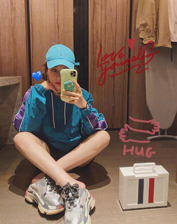 身材 吴昕对镜自拍成瘾，近照肌肤细腻不像37岁，拍照姿势越来越网红了