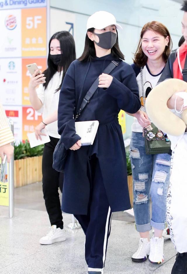 毛衣 谢娜穿衣低调又不是潮流感!前短后长卫衣搭配运动裤,简约舒适