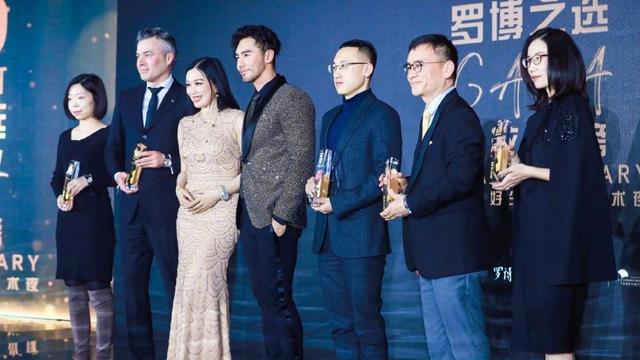 身材 钟丽缇这身材比例惊人，身穿无袖亮片连衣裙凹凸感十足，魅力十足