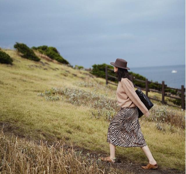 显得 小个子女生这样穿显高显瘦，针织衫搭配斑马印花半身裙，高级时髦