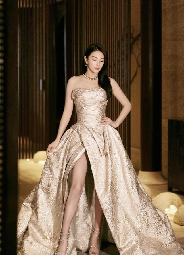 张雨绮 有种 “发育过猛”叫张雨绮，穿深V衬衫裙凹凸感十足，身材太绝了