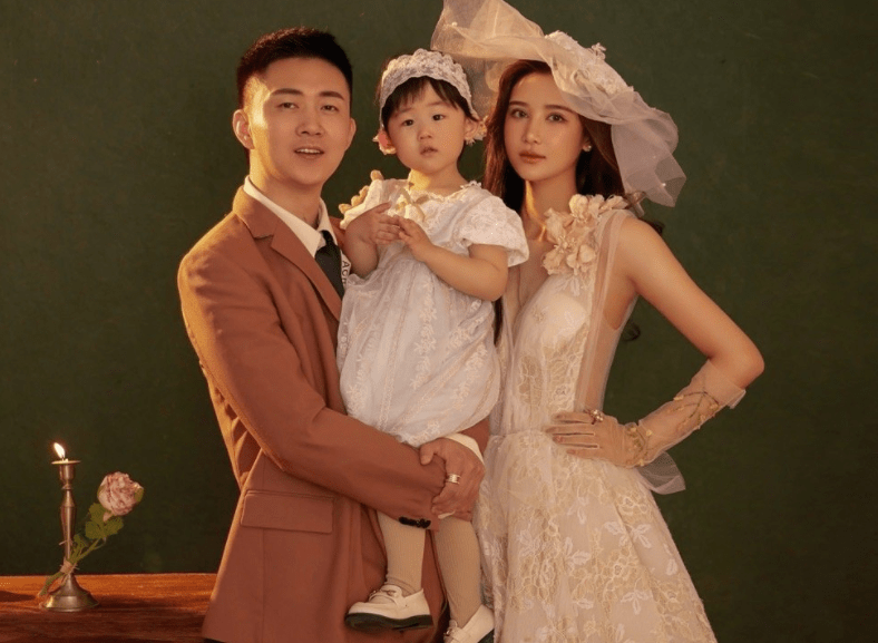 原创网红浩南直播吐槽直言自己内心保守无法接受老婆与二子爷绯闻