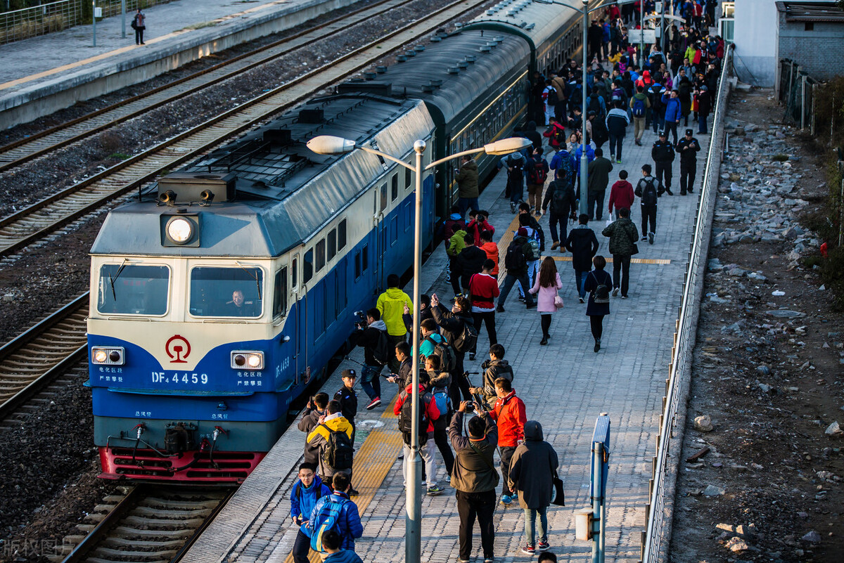 第一步:打火车站的人工客服,咨询他一下你的出发地和目的地能不能宠物