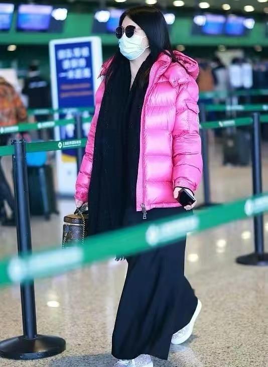 颜色 佟大为一家走机场阵仗可真大！关悦裹成粽子，母女仨伺候宝贝儿子