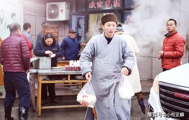 年,乞讨者见过不知凡几,可是和尚化缘却从未见过…也曾跟随朋友去烧香