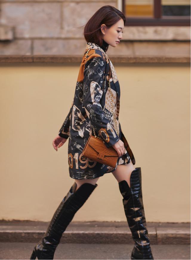 深棕色 43岁的李小冉气质“迷人”，身穿长款印花西服搭配高筒靴，美呆了