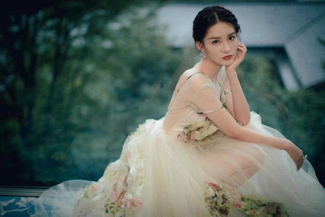 仙女 李沁仙女气质十足,编发造型搭配白色露背连衣裙,秒变神仙姐姐