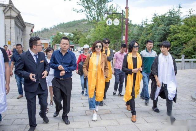 女神 57岁关之琳“冻龄女神”,棕黄色短款外套搭配牛仔裤,减龄又时髦