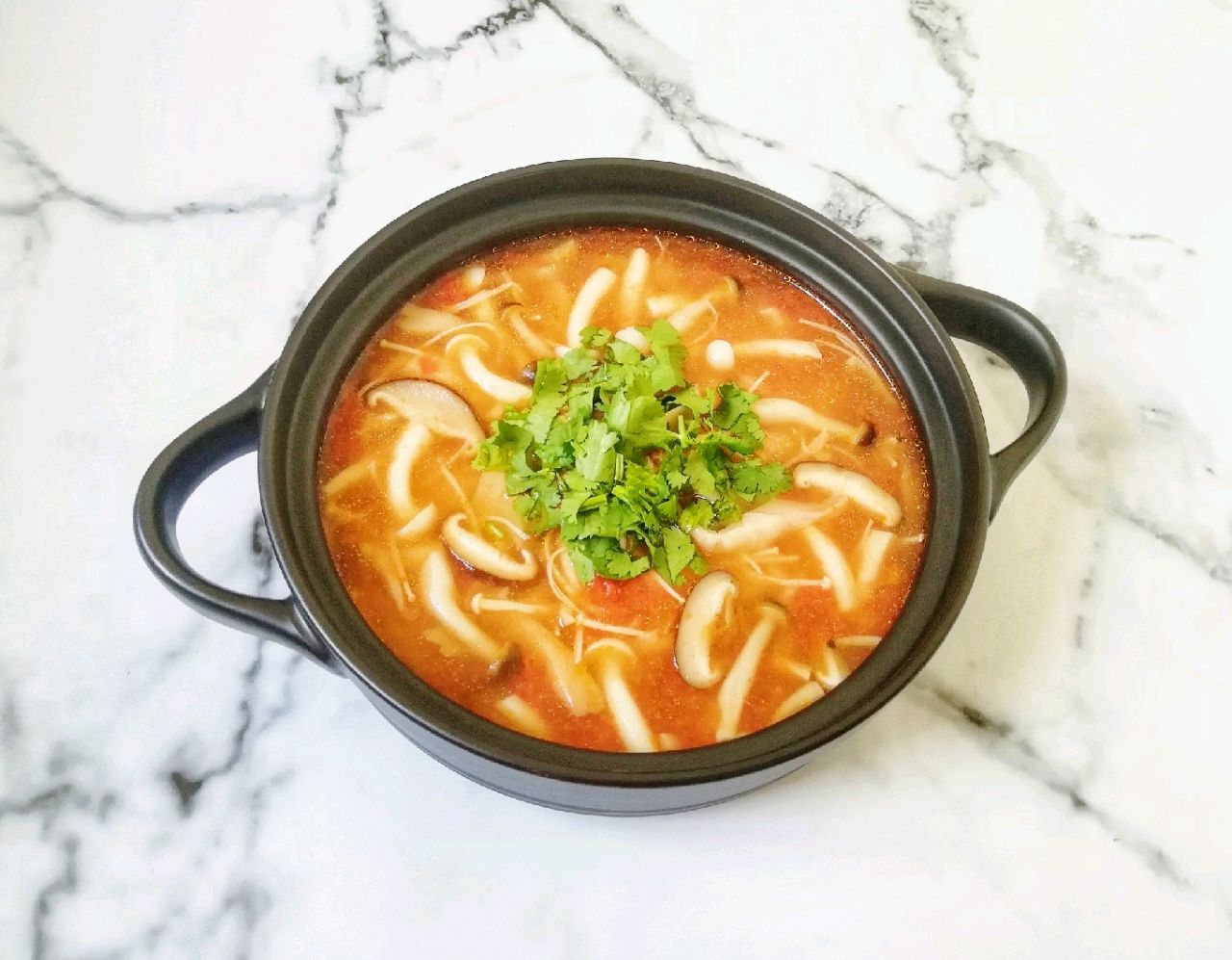天冷就要多喝汤,家常番茄菌菇汤,营养丰富,做法简单,鲜美好喝