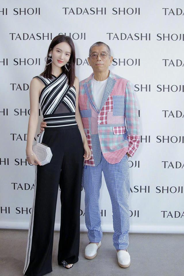 进行 29岁的金晨气质开挂!穿交叉设计上衣个性十足,故意秀蚂蚁腰撩人