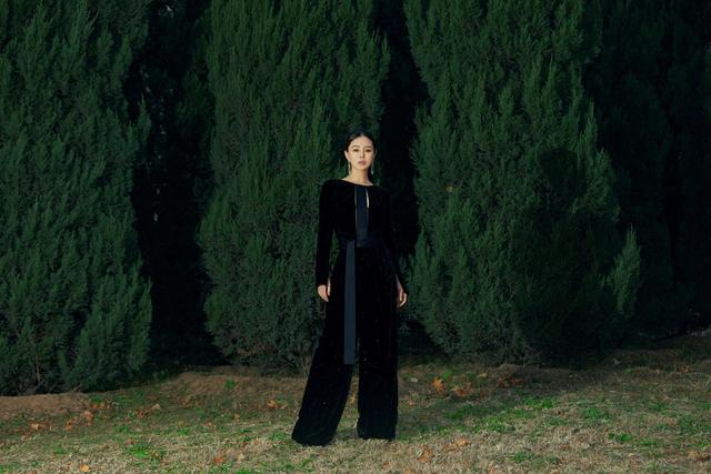 实力 关悦美到不敢认，身穿红色西服套装干练时尚，扎丸子头实力减龄