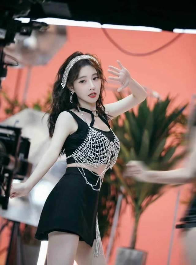 新歌|宝藏歌手冯提莫,新歌MV反差萌惊呆众人眼眸!