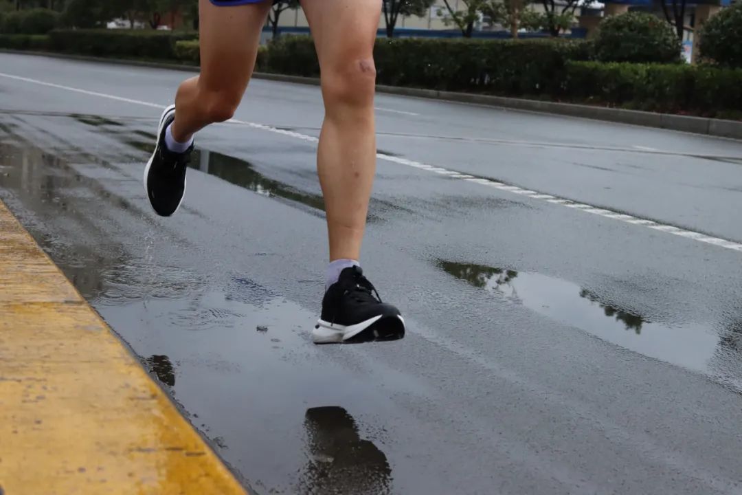 雨天国产超弓虽防水跑鞋，YYDS!