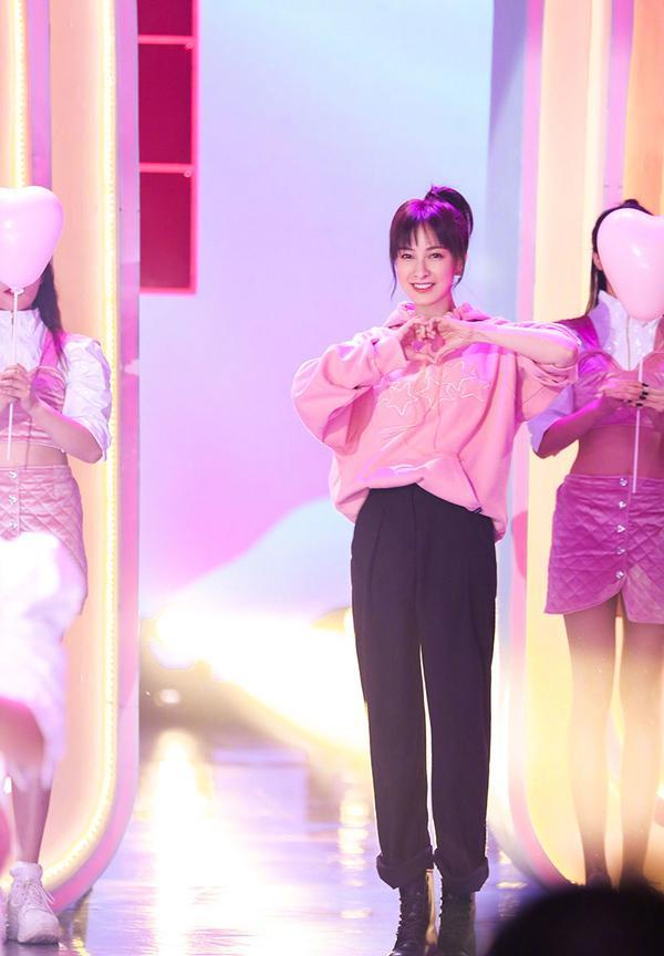 身材 吴昕对镜自拍成瘾，近照肌肤细腻不像37岁，拍照姿势越来越网红了