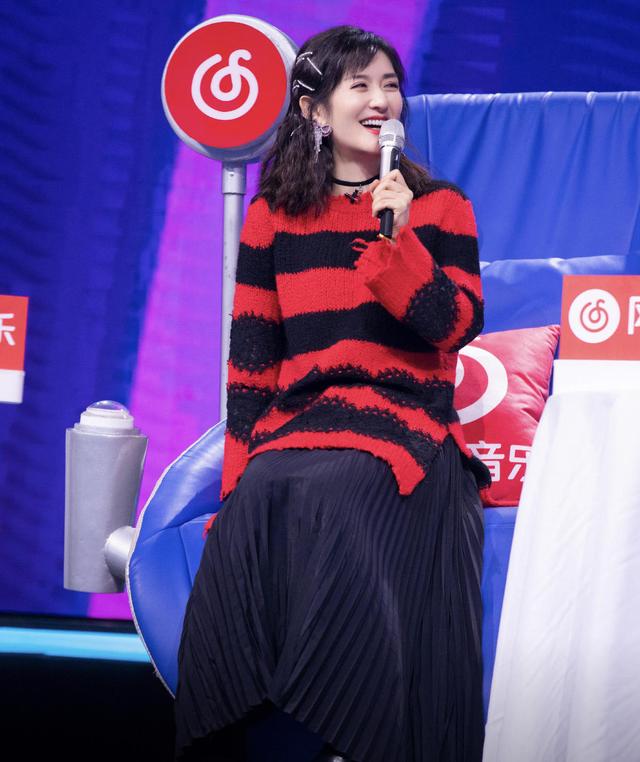 毛衣 谢娜穿衣低调又不是潮流感！前短后长卫衣搭配运动裤，简约舒适