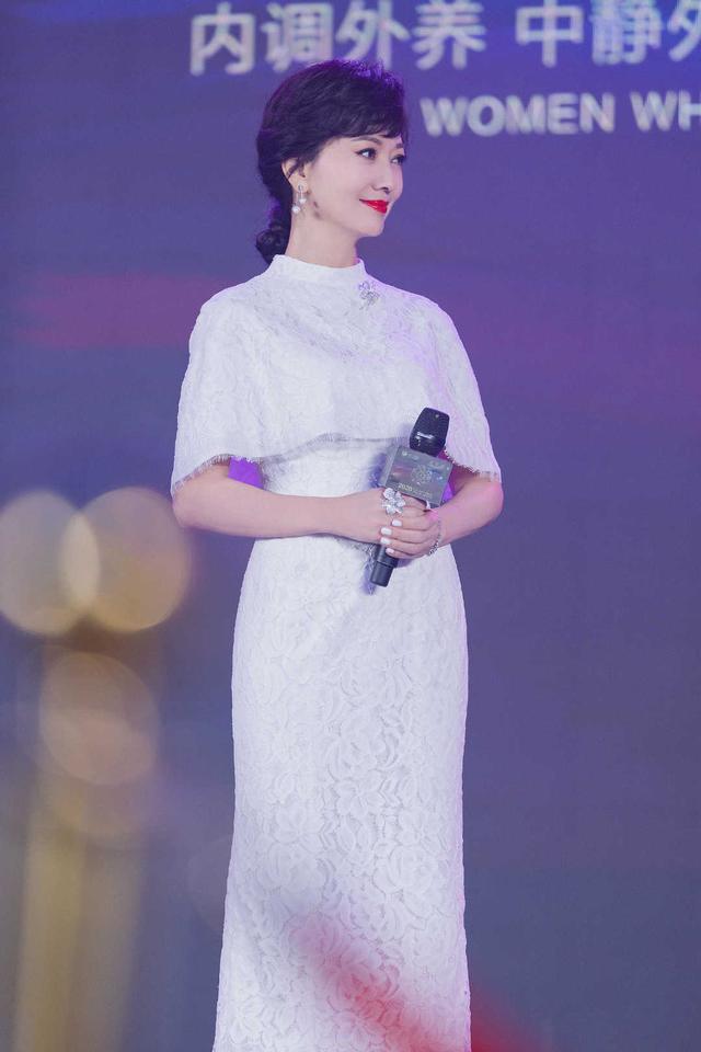 灯笼 赵雅芝越老越爱少女风！粉色灯笼袖衬衫搭配半身裙优雅减龄，真美