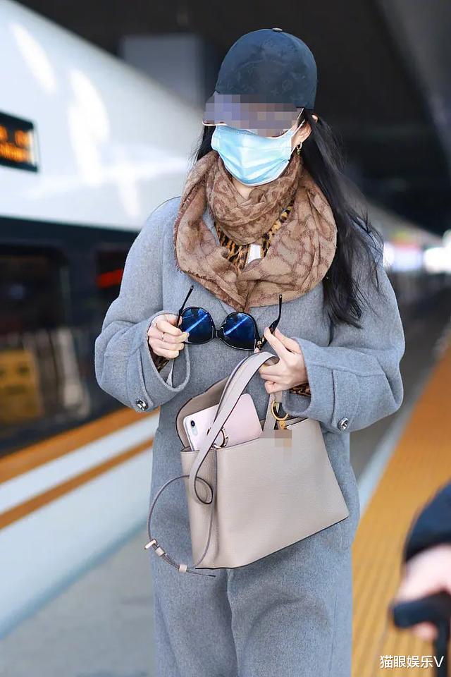 棕色 刘亦菲近照翻车?穿搭太土像乡村女企业家,与关晓彤戴同款被秒杀