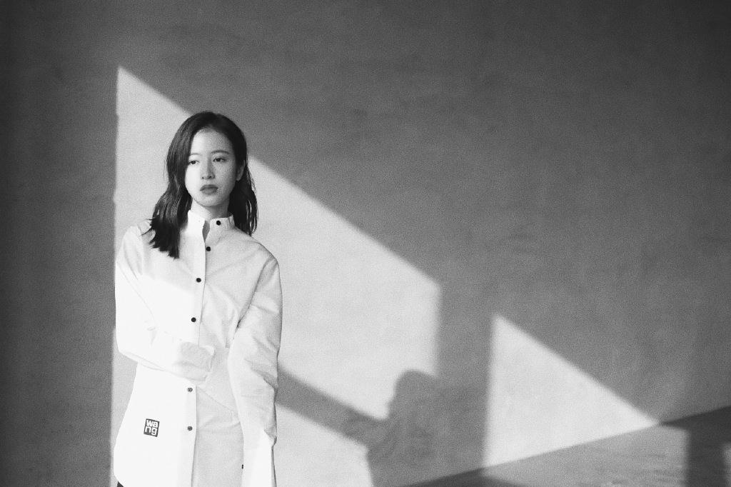 披肩 她是“中国版”的全智贤,今穿白衬衫出镜,黑白大片高级感满分