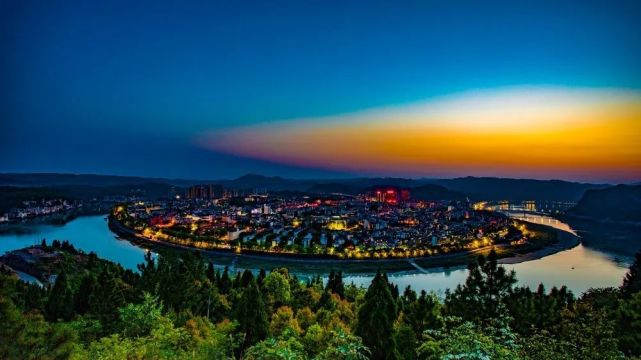 乘最美张吉怀高铁赏画里泸溪