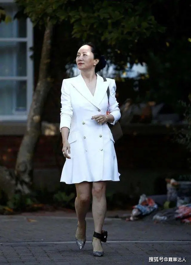 见过大场面的女人，穿大衣很少配打底裤，不得体！看她们你就懂了