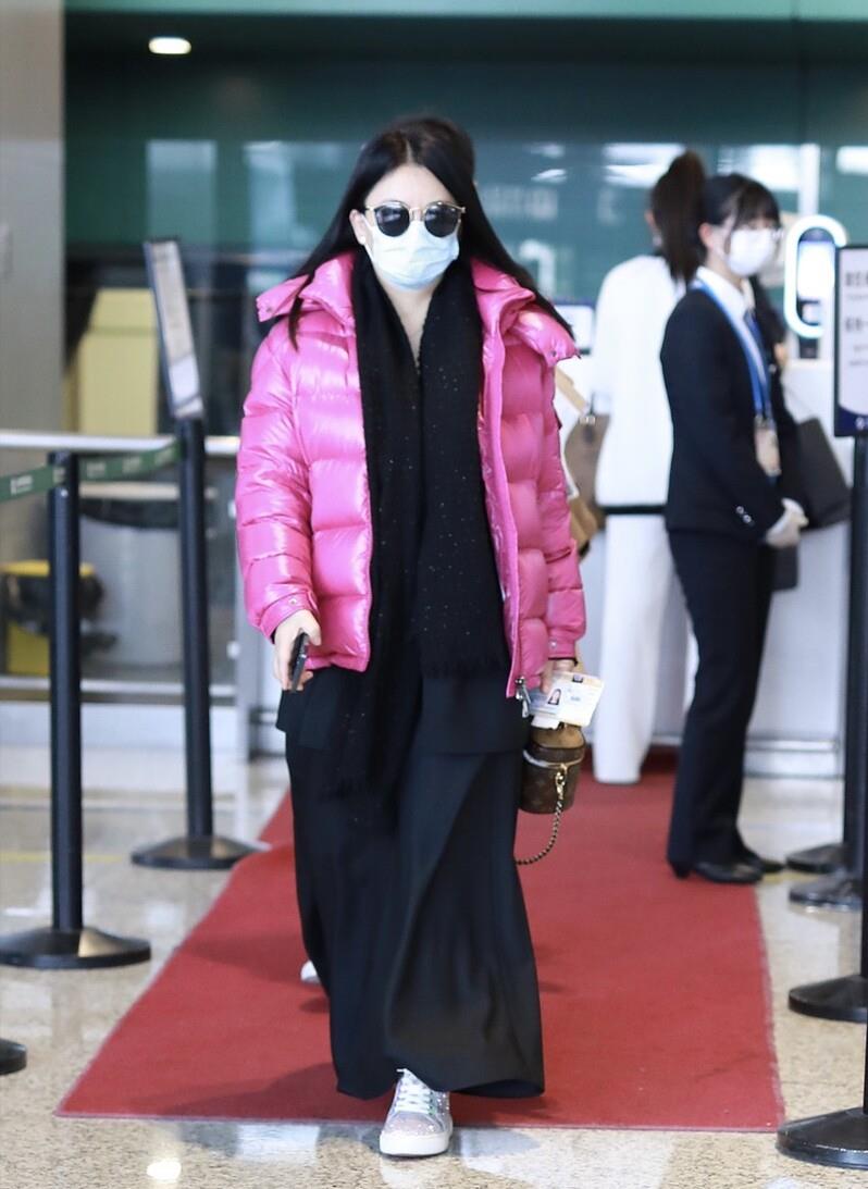 穿点 离婚后，李湘穿玫红羽绒被嘲臃肿俗气：其实你不需要时刻保持精致