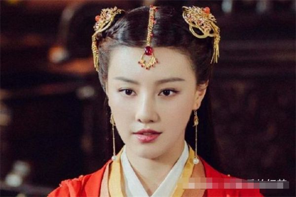 梁小冰|4位古装剧的圣女角色，娜扎白莲花，梁小冰美腻，图4是儿时回忆