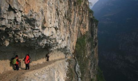 中国“最危险”村庄，建在悬崖之上，出村路只有40厘米宽