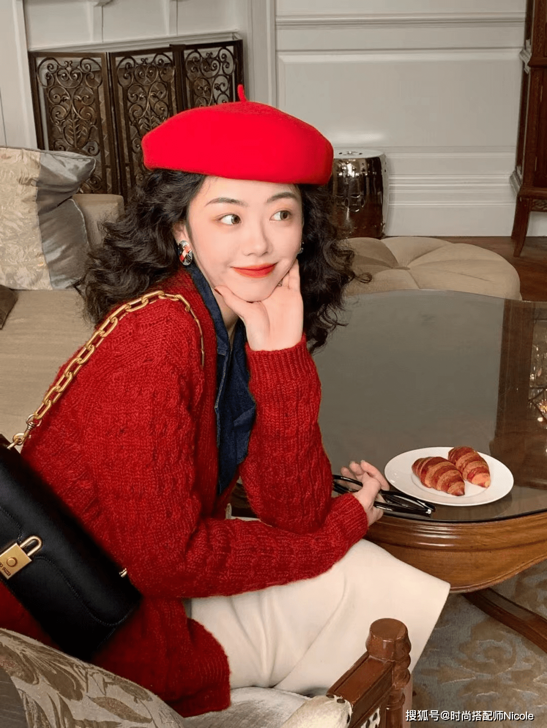 Nicole显脸小、头包脸、变时髦，拥有这款“帽子”，就能时髦整个冬天