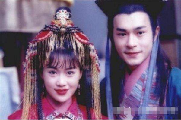 梁小冰|4位古装剧的圣女角色，娜扎白莲花，梁小冰美腻，图4是儿时回忆